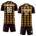 Benutzerdefiniertes braun-weiß-goldenes Sublimations-Fußballtrikot in Zickzack-Form Benutzerdefiniertes braun-weiß-goldenes Sublimations-Fußballtrikot in Zickzack-Form