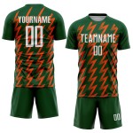 Benutzerdefinierte grün weiß-orange Zickzack-Form Sublimation Fußball Uniform Trikot Benutzerdefinierte grün weiß-orange Zickzack-Form Sublimation Fußball Uniform Trikot